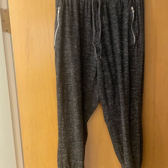 Ladies capris joggers with zipper pockets - Picture 1 of 4